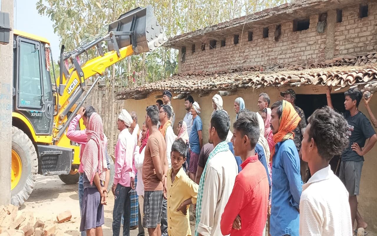 झारखंड: अतिक्रमण के खिलाफ चला बुलडोजर, कई घर व चहारदीवारी ध्वस्त, 300 फीट ग्रामीण सड़क हुई अतिक्रमणमुक्त