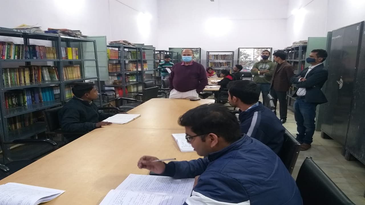 Jharkhand News: लाइब्रेरी पहुंचे आयुक्त क्यों हुए नाराज, डीइओ के वेतन पर लगायी रोक