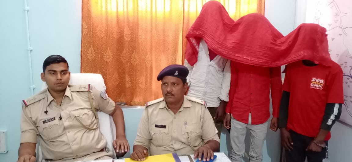 Jharkhand Crime News : झारखंड के पलामू में ऑटो लूटकांड का खुलासा, मैट्रिक का छात्र समेत तीन अपराधियों को जेल, नाबालिग छात्र की अपराधियों से ऐसे हुई थी दोस्ती Jharkhand Crime News : झारखंड के पलामू में ऑटो लूटकांड का खुलासा, मैट्रिक का छात्र समेत तीन अपराधियों को जेल, नाबालिग छात्र की अपराधियों से ऐसे हुई थी दोस्ती
