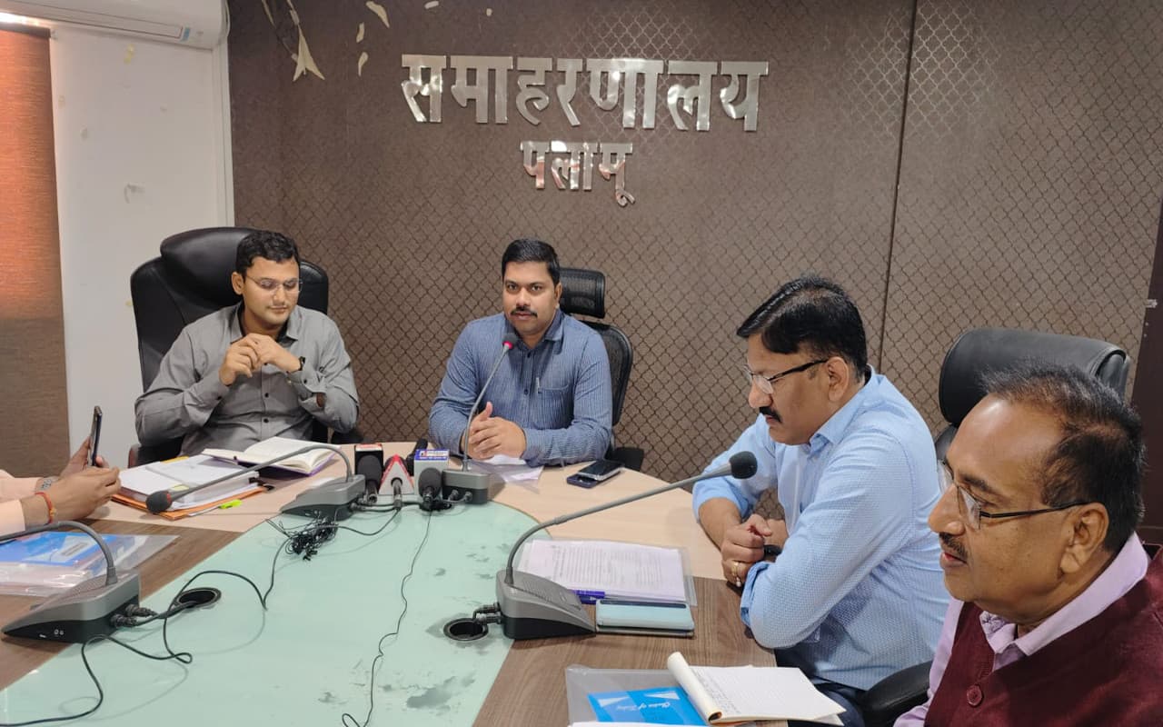 पलामू के राशन डीलर्स को DC की कड़ी चेतावनी, कहा- गरीबों का भोजन छीनने वाले नहीं बख्शे जाएंगे