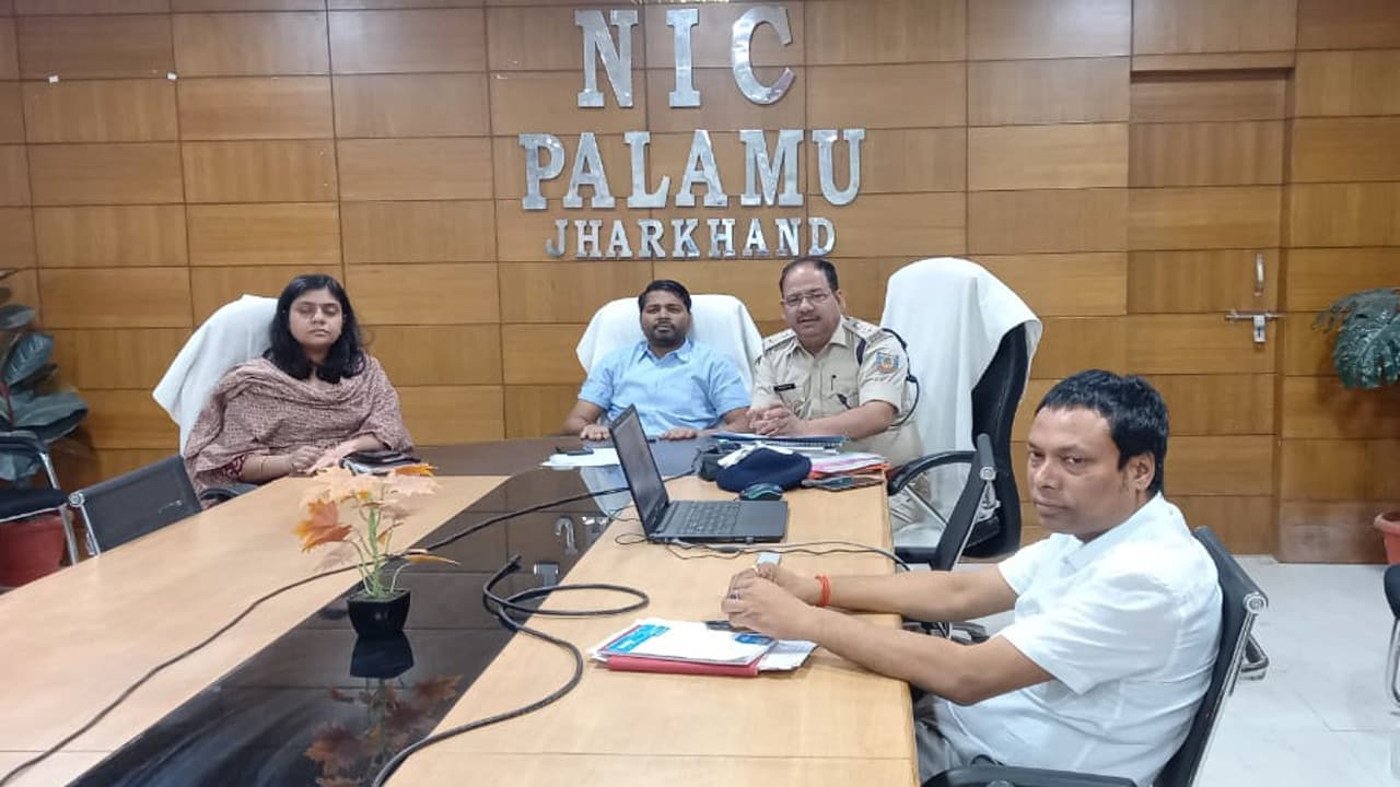 झारखंड पंचायत चुनाव : पलामू में तीसरे चरण के मतदान की तैयारियों को लेकर पुलिस प्रशासन ने की समीक्षा झारखंड पंचायत चुनाव : पलामू में तीसरे चरण के मतदान की तैयारियों को लेकर पुलिस प्रशासन ने की समीक्षा