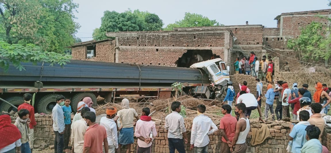 झारखंड के पलामू में बड़ा हादसा, घर में अनियंत्रित ट्रेलर घुसने से ड्राइवर समेत तीन लोगों की मौत, दो घायल