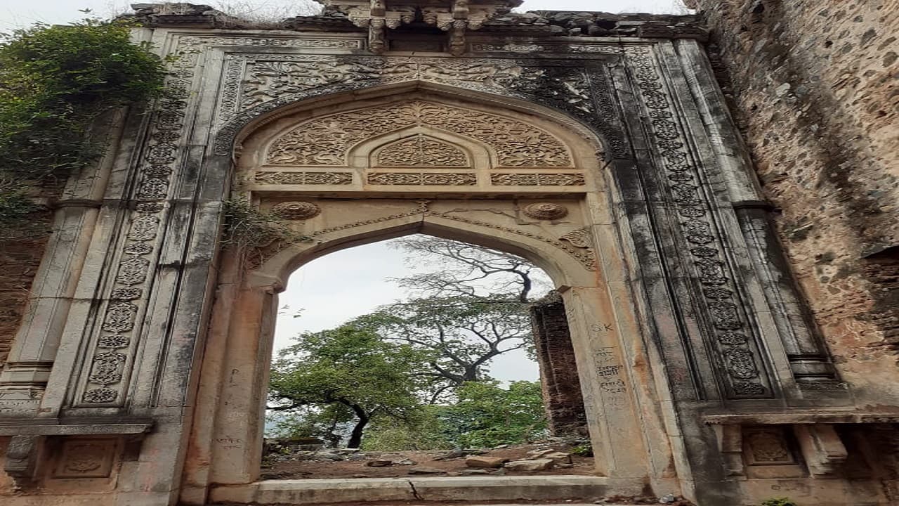 जमींदोज होने की कगार पर है पलामू किला, कब होगा जीर्णोद्धार, कहीं इतिहास के पन्नों में न हो जाये गुम