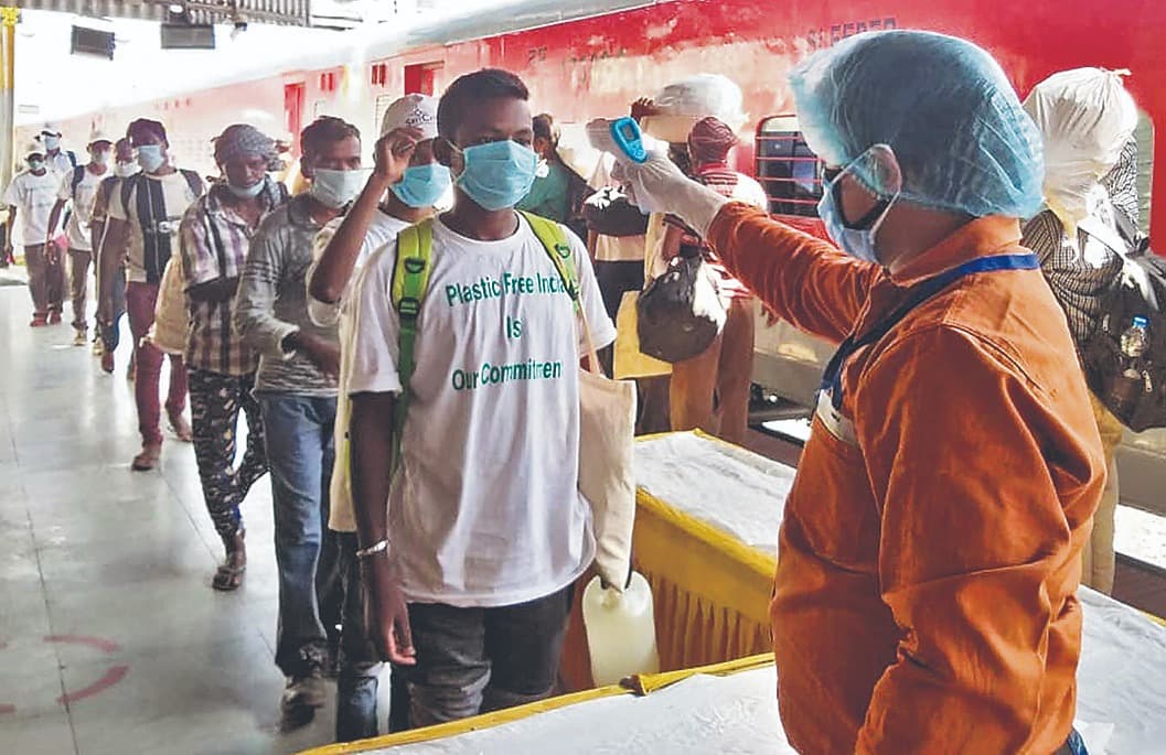 आंध्र प्रदेश से पलामू पहुंचे झारखंड के 1796 प्रवासी मजदूर, स्वास्थ्य जांच के बाद भेजे गये घर