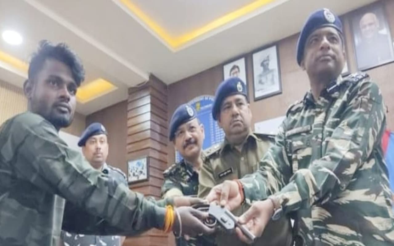 पलामू में 'ऑपरेशन दिशा' का दिखा असर, नक्सली संगठन JJMP का सब जोनल कमांडर अनिल भुइयां ने किया सरेंडर