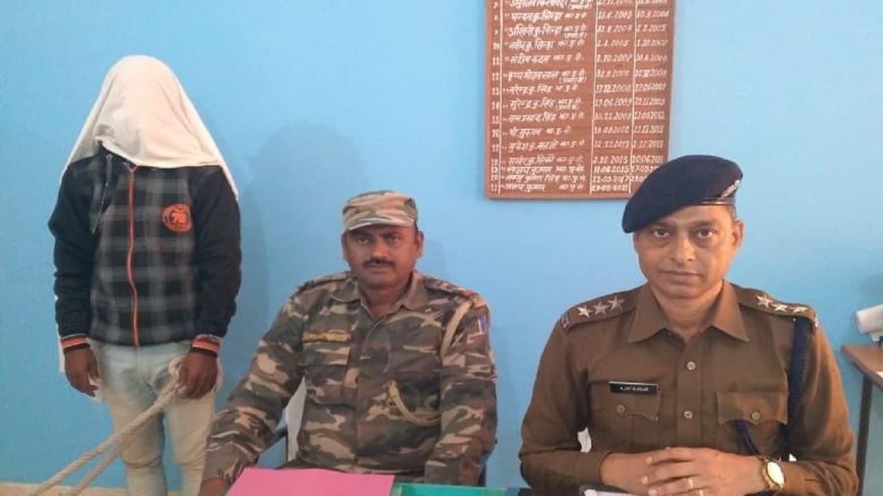 Jharkhand News: लेवी लेने पहुंचे भाकपा माओवादी को पुलिस ने धर दबोचा, अंधेरे में भाग निकला दूसरा नक्सली