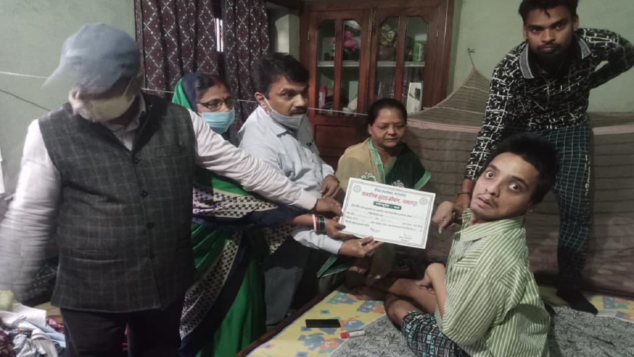 Jharkhand News: आपके अधिकार, आपकी सरकार आपके द्वार कार्यक्रम में महज 10 मिनट में स्वीकृत हुई दिव्यांग की पेंशन