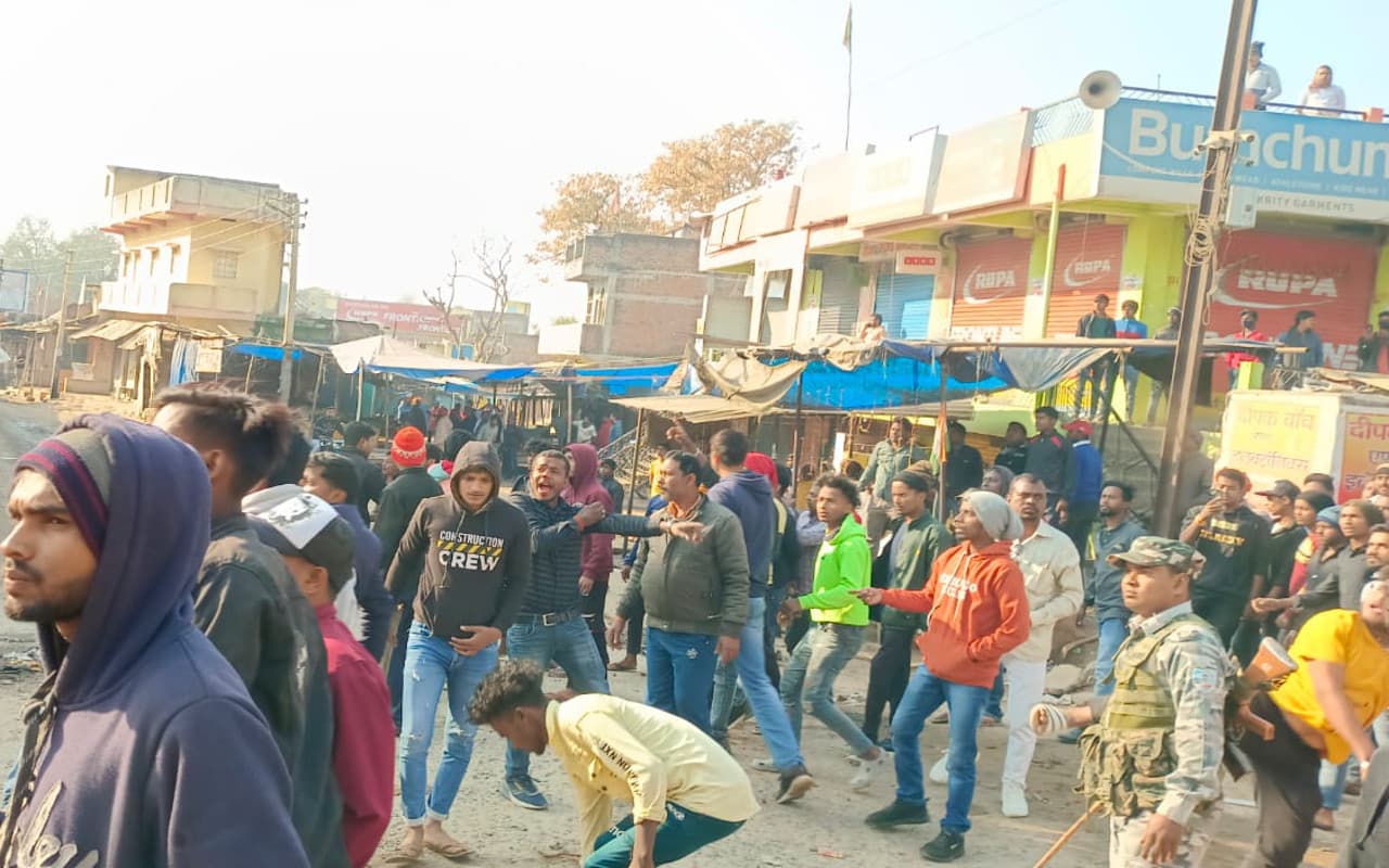 Jharkhand News: पलामू के पांकी में पत्थरबाजी, एसडीपीओ सहित 15 घायल, इंटरनेट सेवा बंद Jharkhand News: पलामू के पांकी में पत्थरबाजी, एसडीपीओ सहित 15 घायल, इंटरनेट सेवा बंद