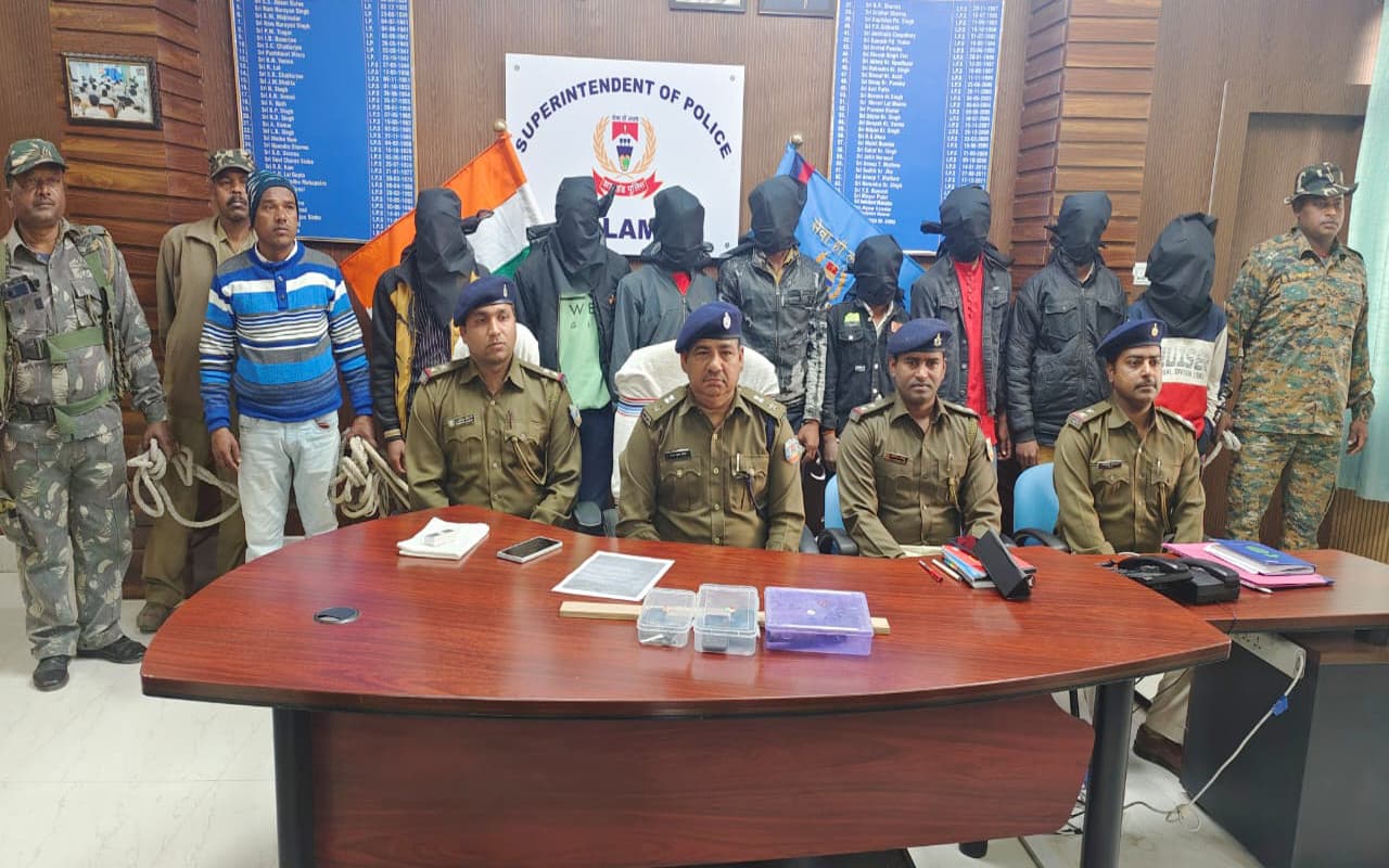Jharkhand News: दो मोबाइल फोन और नगदी लूटपाट मामले में पलामू के 8 युवा पहुंचे सलाखों के पीछे, पढ़ें पूरी खबर