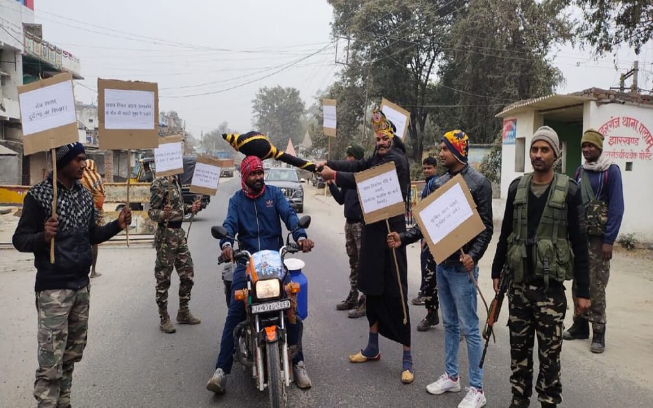 Jharkhand News: पलामू की सड़कों पर उतरे 'यमराज', यकीन नहीं होता तो पढ़ लें ये खबर