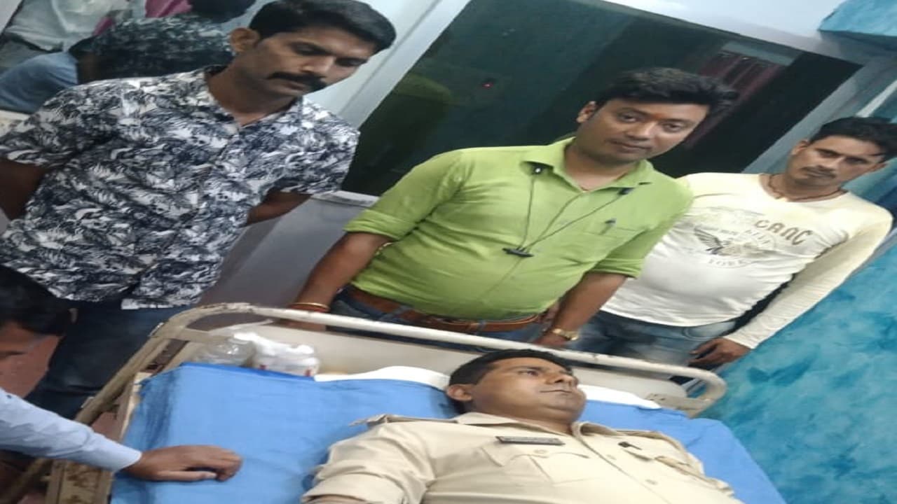 रक्तदान महादान: झारखंड की पलामू पुलिस ने गरीब मजदूर को दी नयी जिंदगी, थानेदार रुपेश दूबे ने किया रक्तदान