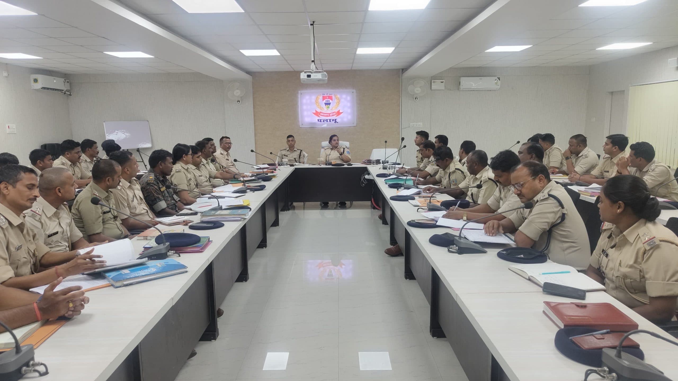 पलामू में उग्रवादियों के विरुद्ध चलेगा विशेष अभियान, क्राइम मीटिंग में बोलीं एसपी रिष्मा रमेशन