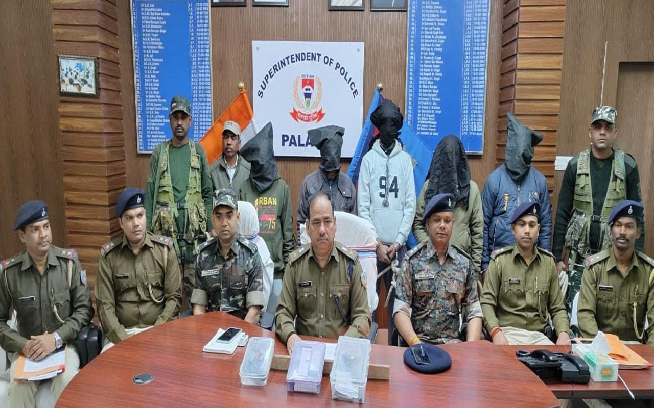 TSPC का एरिया कमांडर बसंत सिंह समेत 4 नक्सली चढ़े पलामू पुलिस के हत्थे, ऐसे दहशत फैलाने की थी प्लानिंग
