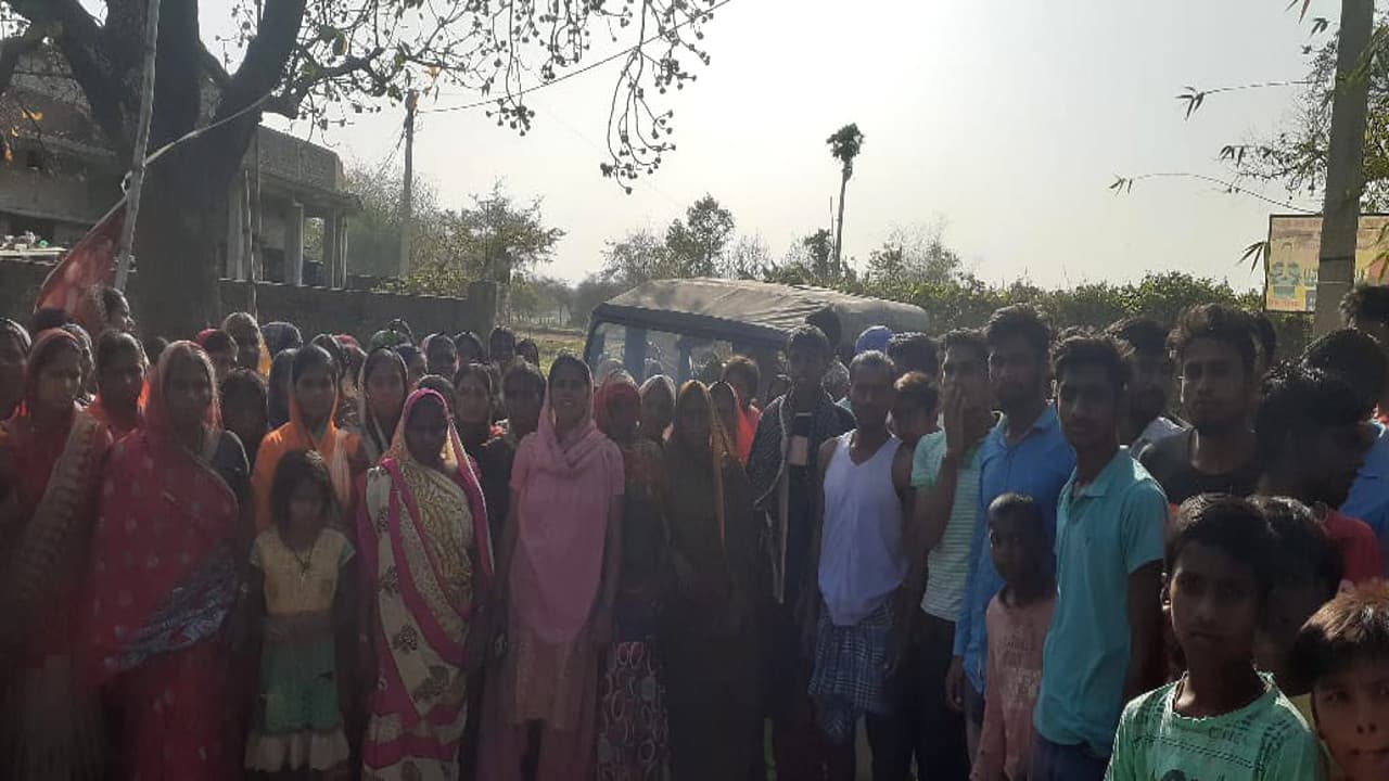 3 बच्चों की मां को लेकर 60 साल का बुजुर्ग फरार, विरोध में ग्रामीणों ने पलामू पुलिस को घंटों बनाया बंधक