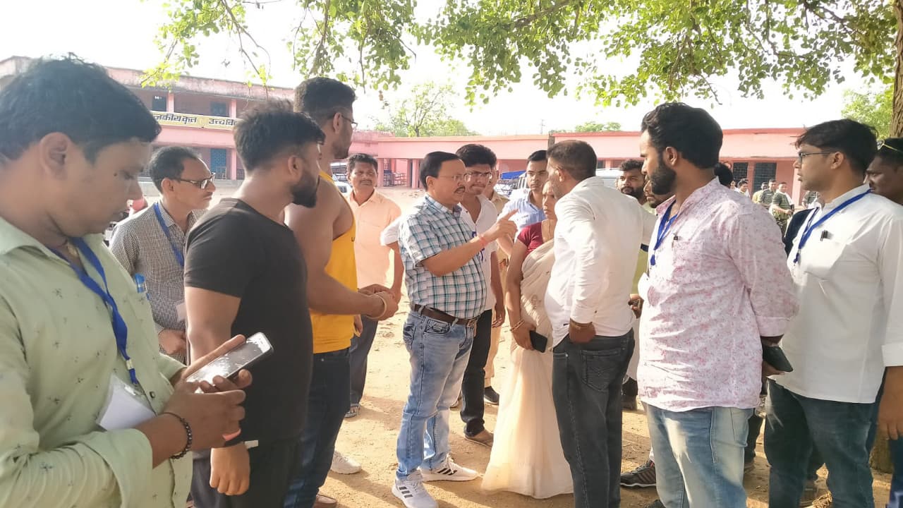 Jharkhand Panchayat Chunav: निजी वाहन से मतपेटी ले जा रहे पदाधिकारी को ग्रामीणों ने बनाया बंधक