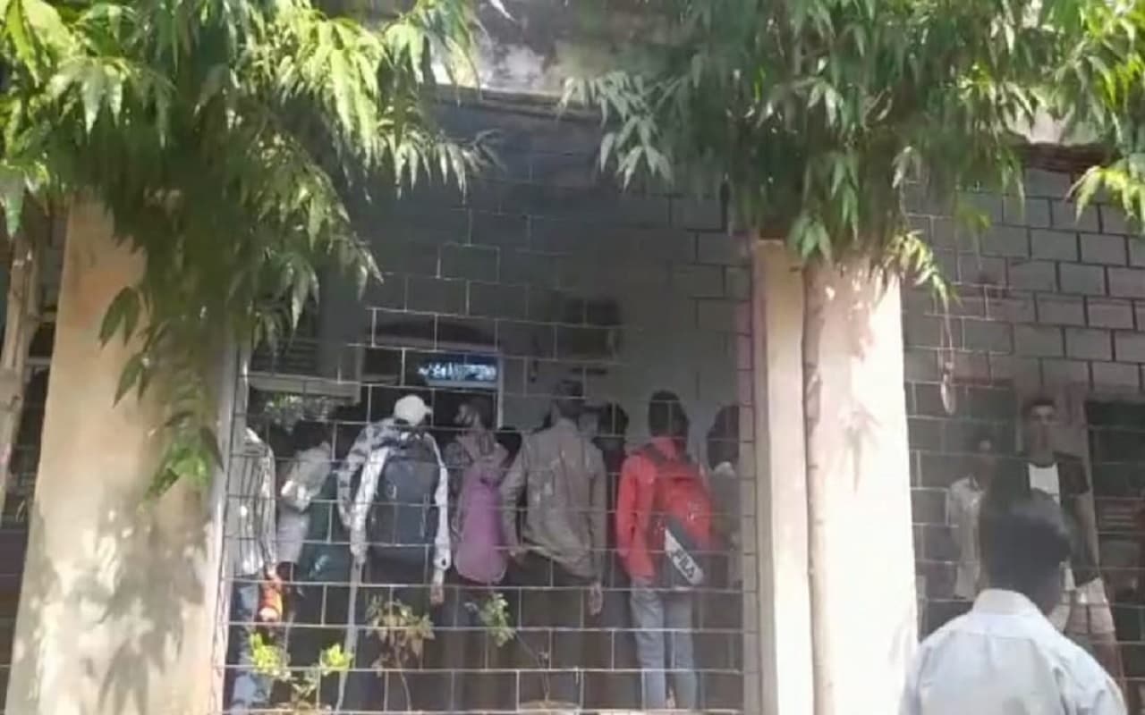 पलामू के जिला स्कूल में छात्र-छात्राओं ने किया हंगामा, प्रभारी प्राचार्य को महिलाओं ने पीटा, ये है वजह
