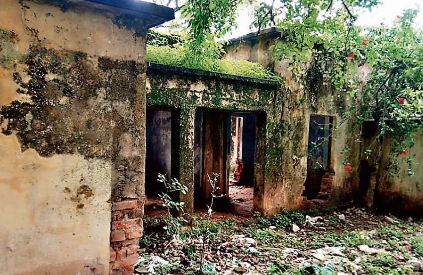 गुमला के पालकोट में 18 सरकारी भवन जर्जर, कभी भी हो सकता है हादसा, करोड़ों की लागत से हुआ था निर्माण