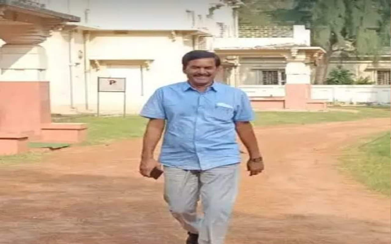 अनुब्रत मंडल का करीबी अब्दुल करीम खान पहुंचा सीबीआई कार्यालय, गौ तस्करी मामले में पूछताछ हुई शुरु अनुब्रत मंडल का करीबी अब्दुल करीम खान पहुंचा सीबीआई कार्यालय, गौ तस्करी मामले में पूछताछ हुई शुरु