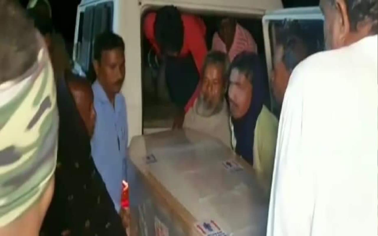 West Bengal: गुजरात के मोरबी में सस्पेंशन पुल के टूटने से मरे युवक का शव कालना पहुंचा West Bengal: गुजरात के मोरबी में सस्पेंशन पुल के टूटने से मरे युवक का शव कालना पहुंचा