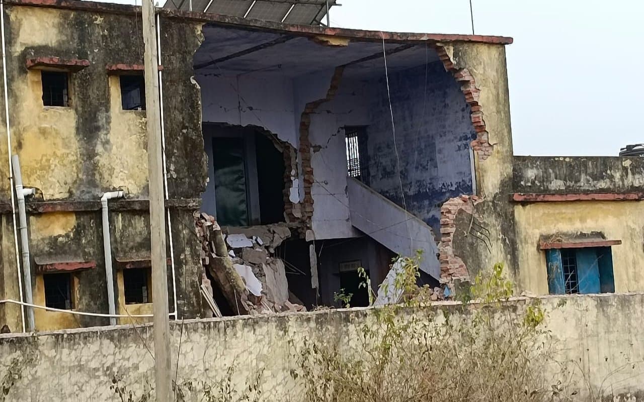 पश्चिमी सिंहभूम में नक्सलियों ने किया बम विस्फोट, पंचायत भवन और पुलिया को उड़ाया