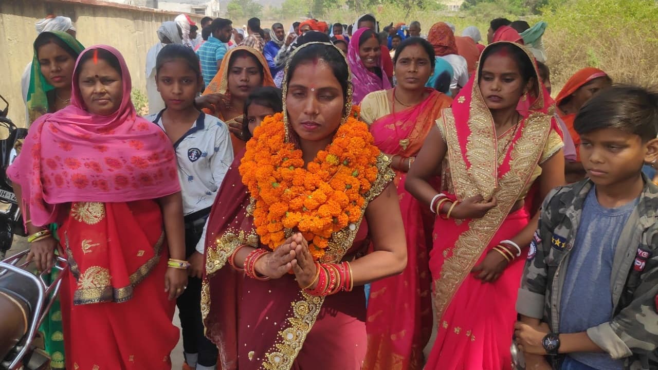 झारखंड पंचायत चुनाव : गांवों में लग रही चुनावी चौपाल, आधी आबादी को ऐसे रिझा रहीं महिला प्रत्याशी