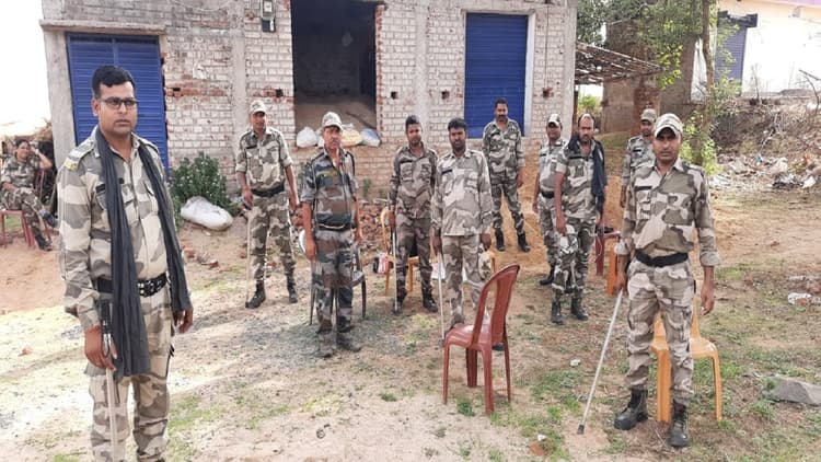 Jharkhand Crime News: पलामू में महिला मुखिया के विजय जुलूस पर पथराव, कार फूंकी, कैंप कर रही पुलिस