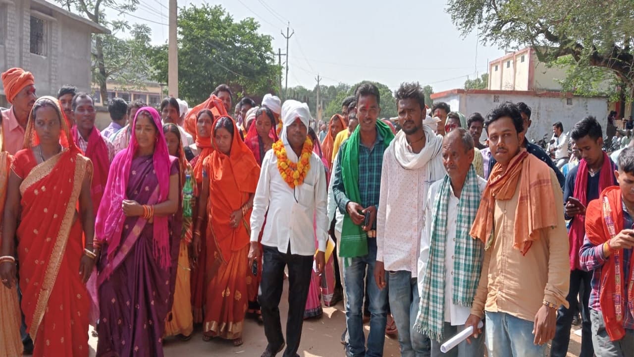 झारखंड पंचायत चुनाव: शिक्षक की नौकरी छोड़ चुनाव मैदान में कूदे गुरुजी, मुखिया पद के लिए किया नामांकन