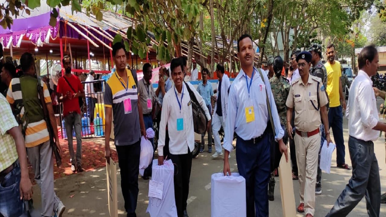 झारखंड पंचायत चुनाव : पोलिंग पार्टियां बूथ के लिए हुईं रवाना, कड़ी सुरक्षा में कल सुबह 7 बजे से वोटिंग