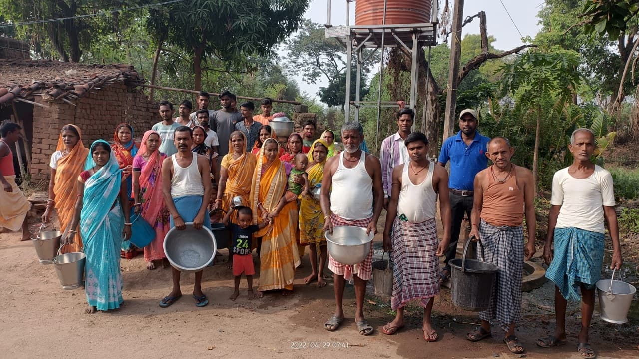 झाखंड पंचायत चुनाव : सियासी सरगर्मी के बीच नाराज ग्रामीणों ने की नारेबाजी, बोले-पानी नहीं तो वोट नहीं
