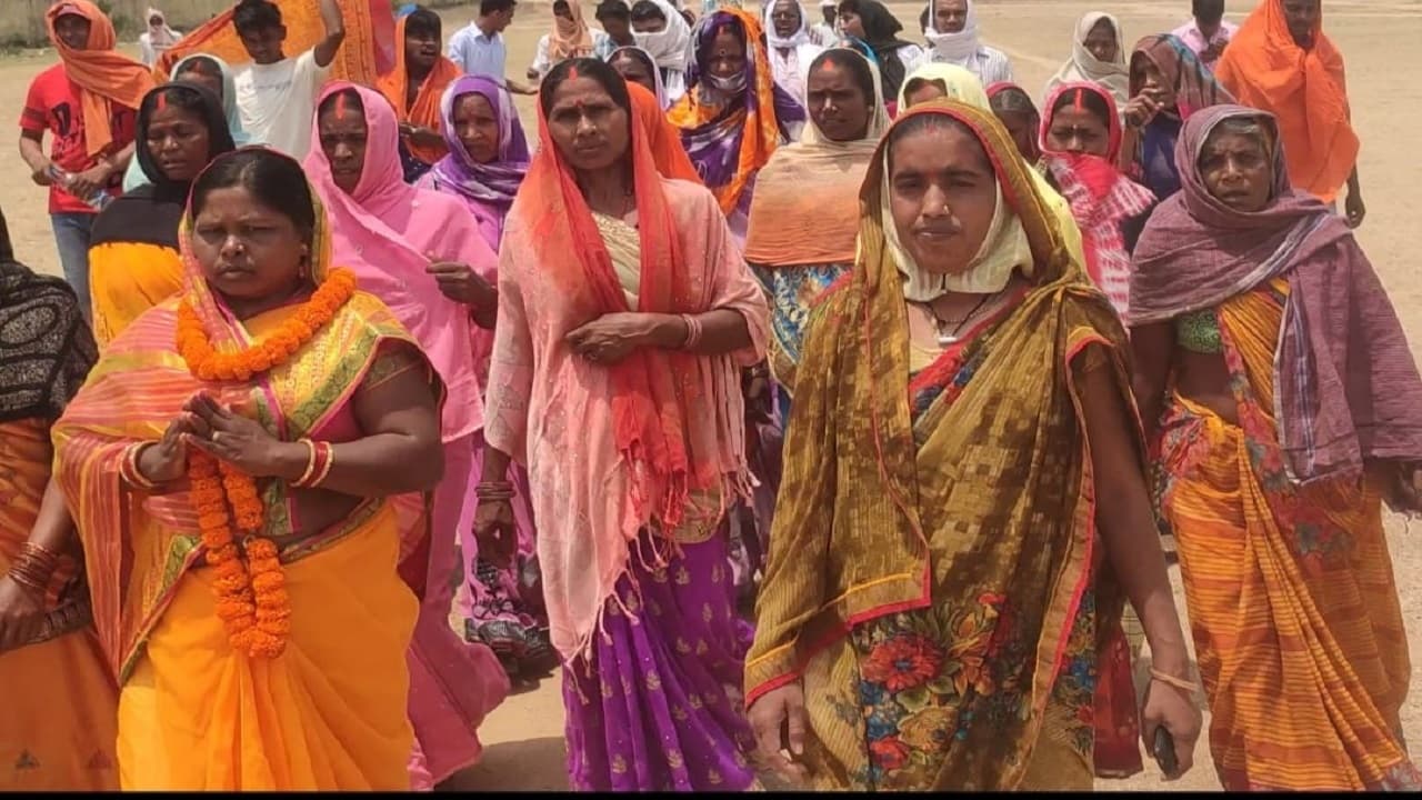 झारखंड पंचायत चुनाव : गांवों की बदली-बदली सी है फिजा, वोटरों को ऐसे जागरूक कर रहीं महिला समूह की महिलाएं