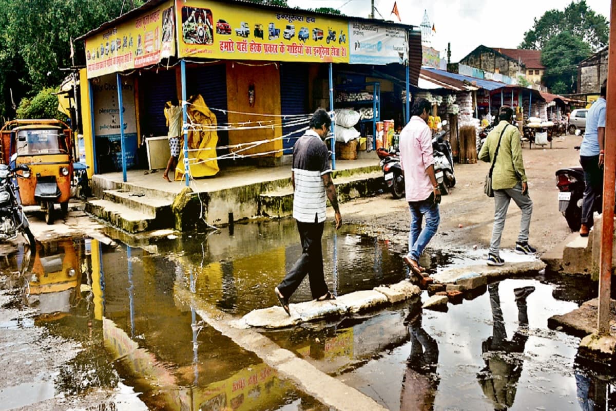 पंडरा बाजार समिति रांची परिसर में जगह जगह जमा हुआ बरसात का पानी व कीचड़, अधिकारियों को नहीं है कोई मतलब