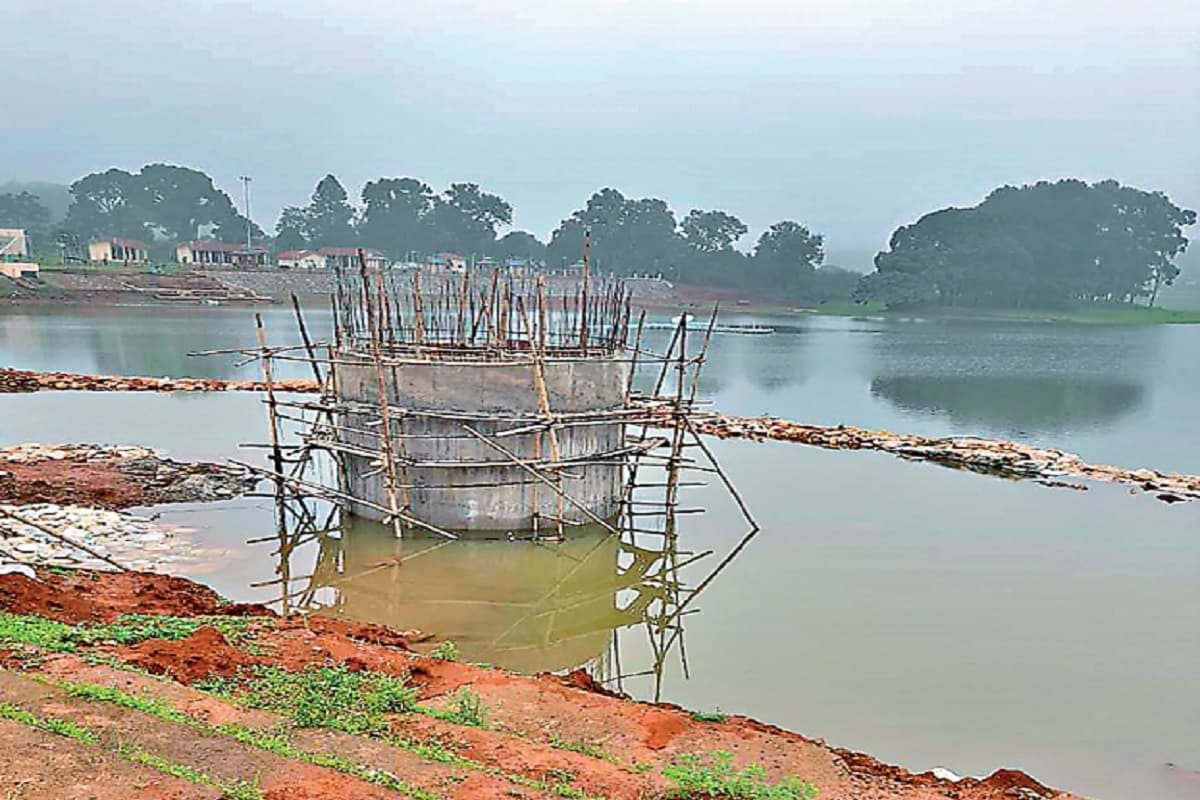 दो माह से बंद है पानी टंकी का निर्माण, लेवी को लेकर उग्रवादी संगठन TPC ने चिपकाया था पोस्टर