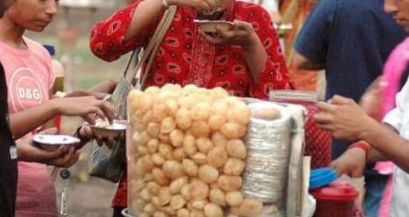 गोलगप्पे के कारण फैल रहा Coronavirus ! इस शहर में लगाया गया प्रतिबंध, जानें क्या है सच्चाई