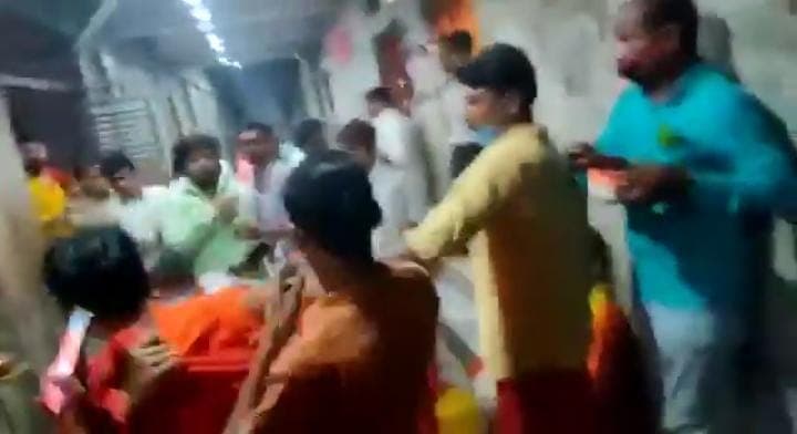 UP: कानपुर में प्रसाद वितरण के दौरान महंतों के बीच मारपीट, घटना सीसीटीवी में कैद