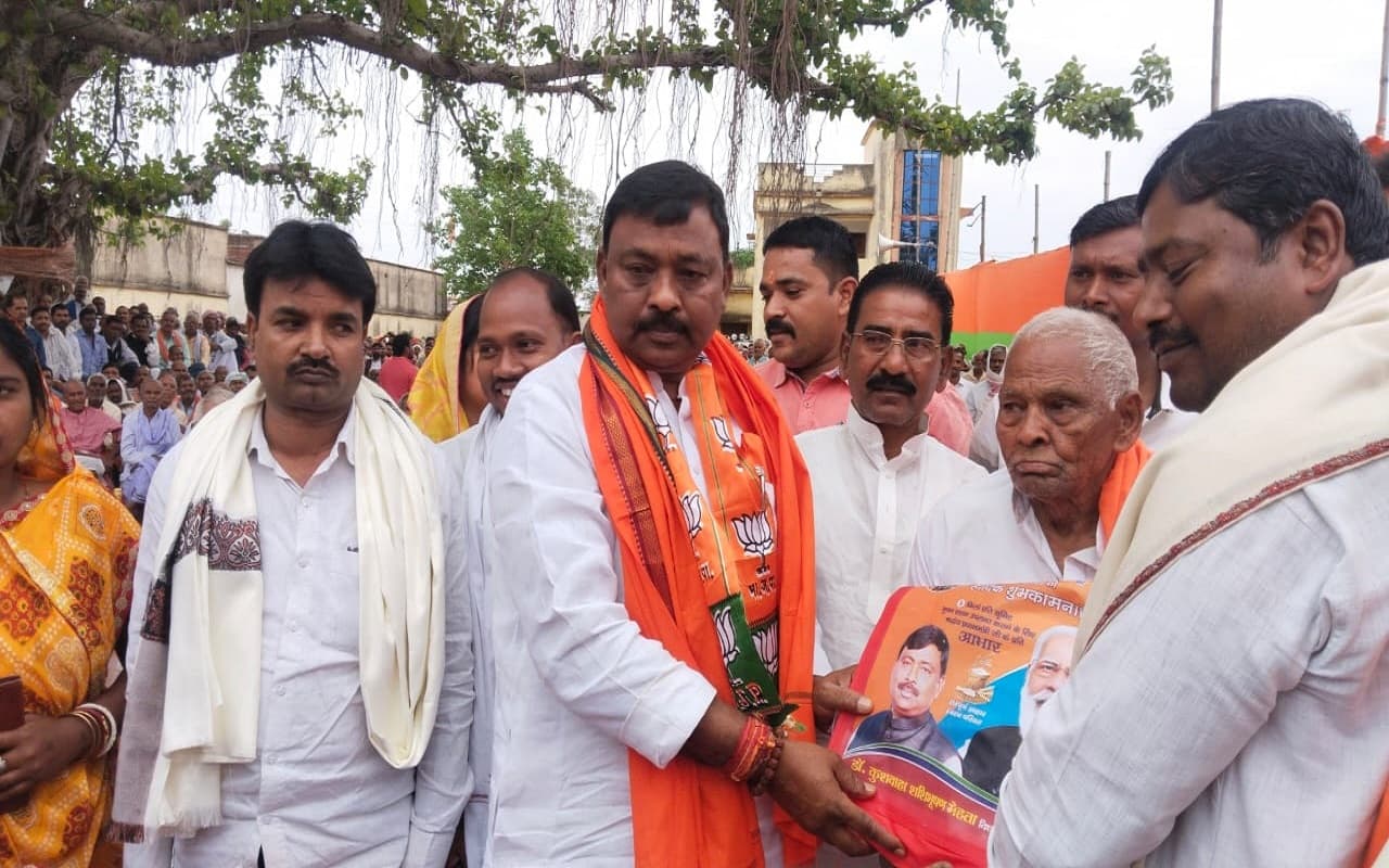 मन की बात का 100वां एपिसोड: विधायक डॉ शशिभूषण मेहता ने मोटे अनाज उपजाने वाले किसानों को किया सम्मानित