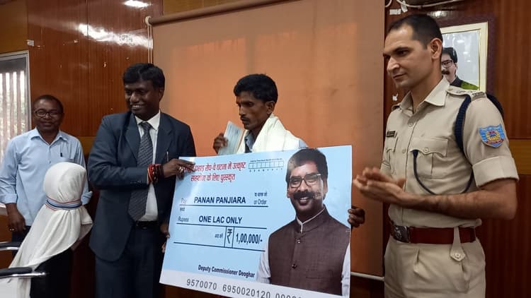 देवघर रोपवे हादसे में 11 लोगों की जान बचाने वाले पन्नालाल को सीएम हेमंत सोरेन ने किया सम्मानित