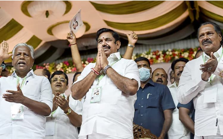 तमिलनाडु: AIADMK के नए बैनर पर छिड़ी बहस, मतदान से कुछ घंटे पहले EPS की पार्टी ने सहयोगी BJP को पोस्टर से हटाया
