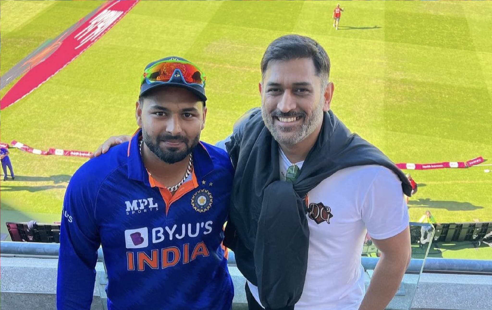 Eng vs Ind: भारत-इंग्लैंड मैच में अचानक हुई एमएस धोनी की एंट्री, खिलाड़ियों से की बात, तस्वीरें वायरल