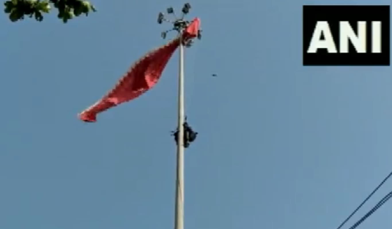 केरल में पैराग्लाइडिंग के दौरान हादसा, हाई मास्ट लाइट में फंसे कपल, वीडियो वायरल