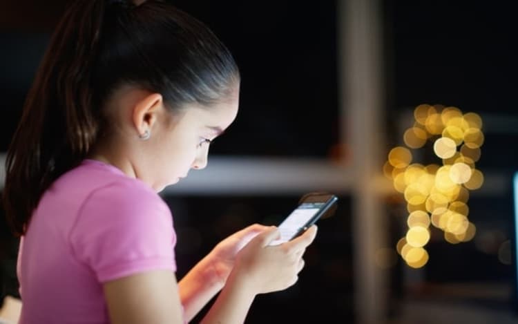 How To : यह सेटिंग कर देंगे तो फाेन में गलत चीजों से दूर रहेगा आपका बच्चा