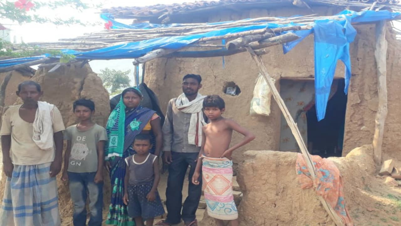 PM Awas की बाट जोह रहे पलामू के परहरिया में आदिम जनजाति के परिवार, कच्चे घरों में आज भी रहने को हैं मजबूर