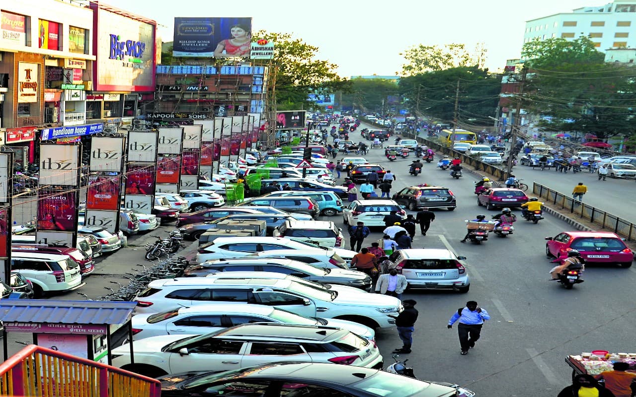 Traffic System: रांची के लोग ट्रैफिक जाम से परेशान, 40 फीसदी हिस्से पर हो रही अवैध पार्किंग