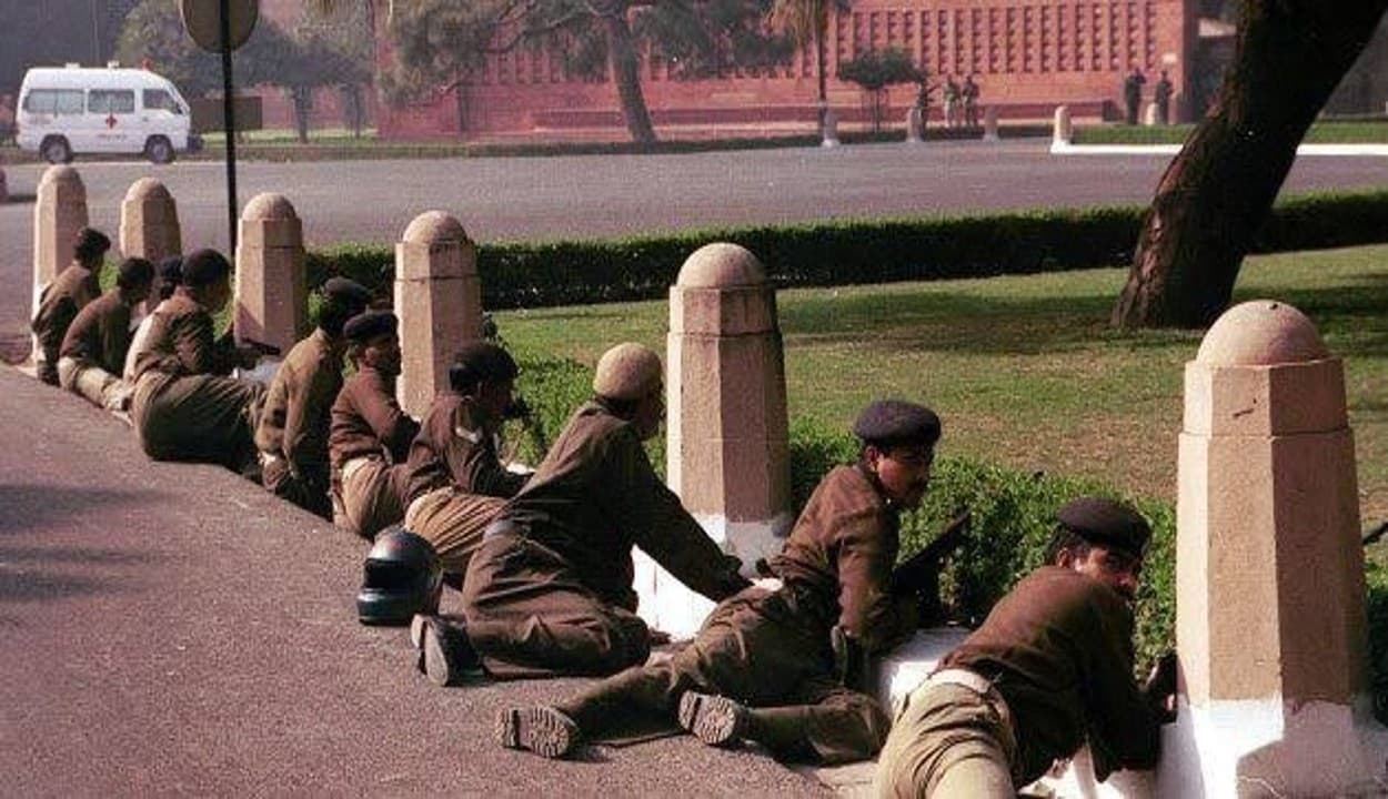 2001 Parliament Attack: अंदर मौजूद थे प्रमोद महाजन और लालकृष्ण आडवाणी, तड़ातड़ बरसने लगी थीं गोलियां