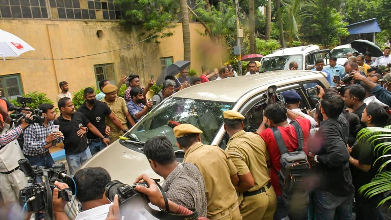 Ed Raid: पार्थ चटर्जी की गिरफ्तारी पर BJP हमलावर, सिंधिया बोले- जनता के पैसे को भ्रष्टाचार की बली चढ़ाई