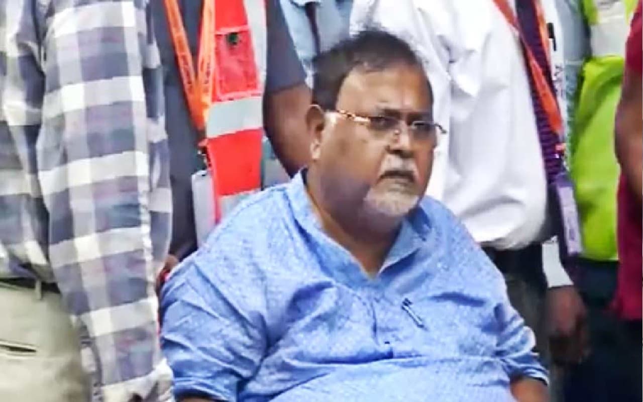 SSC Scam: ईडी ने 6 कंपनियों और 2 लोगों के खिलाफ चार्जशीट दायर की, कल सीबीआई की अदालत में पेश होंगे पार्थ