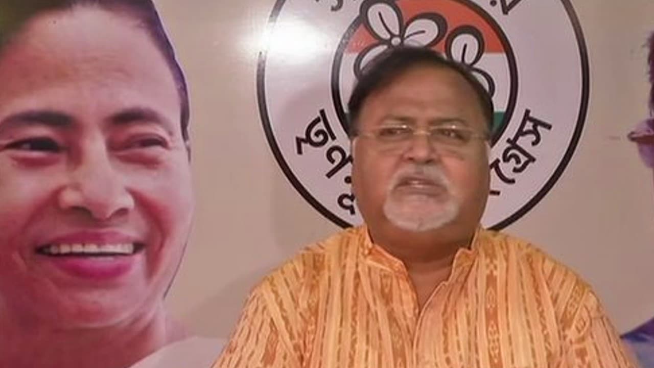ममता बनर्जी के मंत्री पार्थ चटर्जी की मुश्किलें बढ़ीं, कलकत्ता हाईकोर्ट ने दिया ये आदेश
