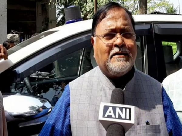 बंगाल में शिक्षिका ने पढ़ाया 'यू' फॉर 'अगली', सरकार ने किया निलंबित, जानें क्यों