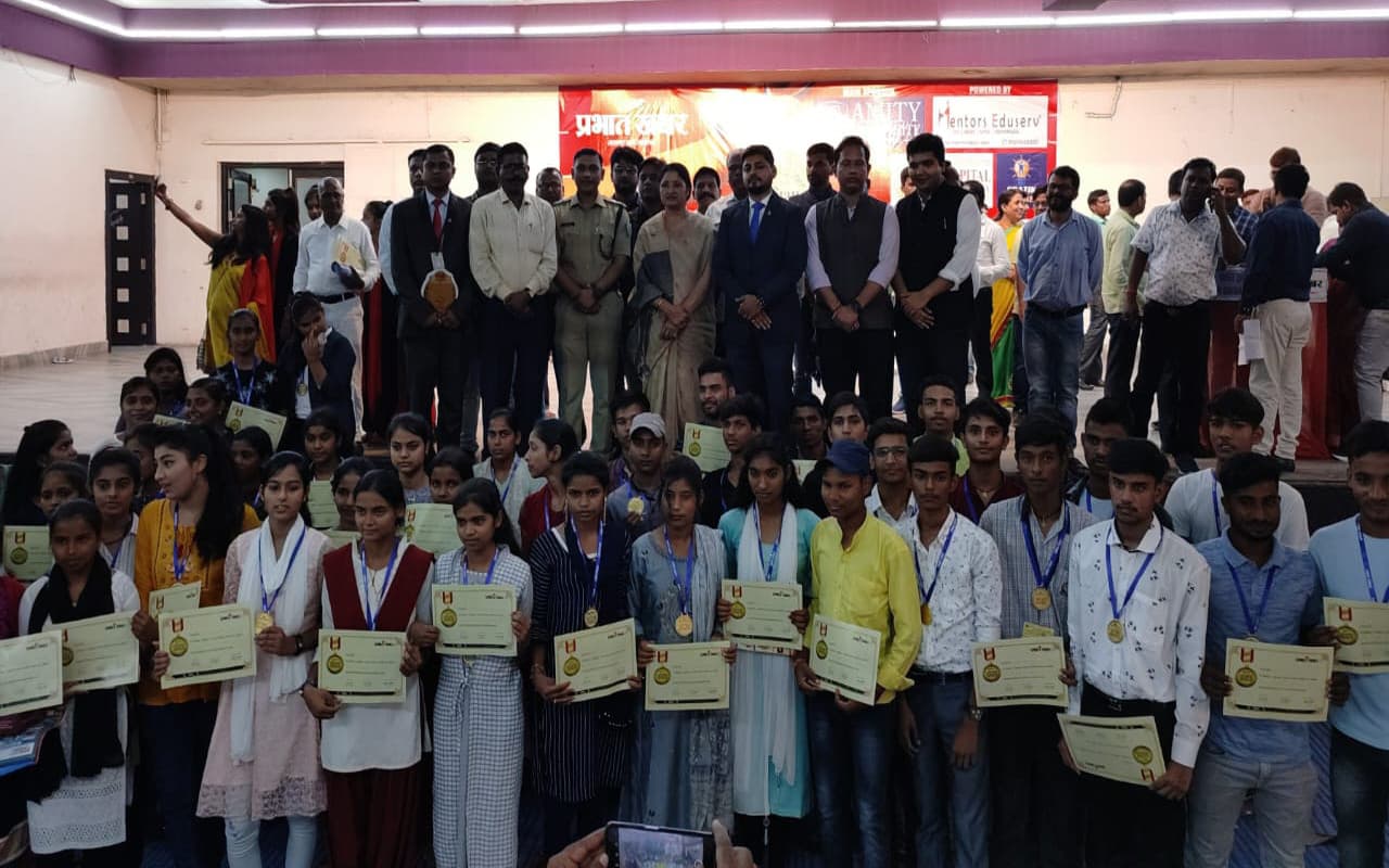 प्रभात खबर प्रतिभा सम्मान : कोडरमा में सम्मान पाकर 300 मेधावी विद्यार्थियों के चेहरे खिल उठे