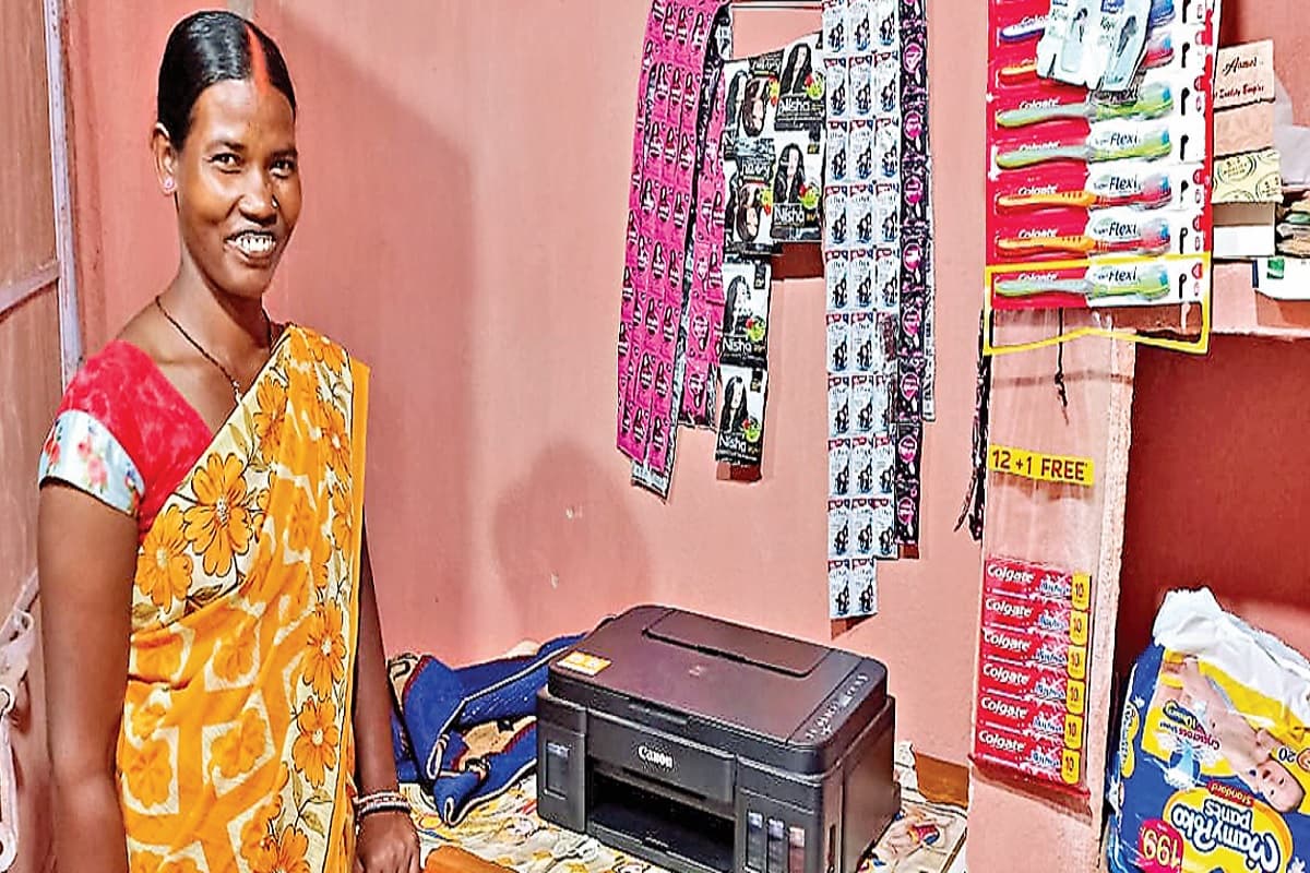 लोहरदगा : महिला मंडल से ऋण लेकर स्वावलंबी बनी पार्वती, चला रही है अपनी दुकान