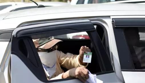 Lockdown में बाल कटवाने और कुत्ते को टहलाने के लिए 'कर्फ्यू पास' मांग रहे हैं लोग